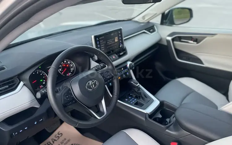 Toyota RAV4 2021 года за 14 990 000 тг. в Шымкент