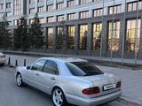 Mercedes-Benz E 320 1998 года за 3 000 000 тг. в Астана – фото 2