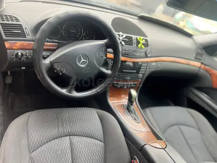 Mercedes-Benz E 220 2003 года за 1 800 000 тг. в Атырау – фото 3