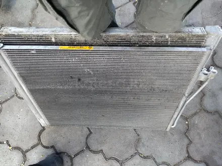 Радиатор на BMW F01 F02 N63 за 150 000 тг. в Алматы – фото 2