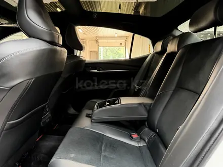 Toyota Camry Luxe 2024 года за 20 490 000 тг. в Алматы – фото 21