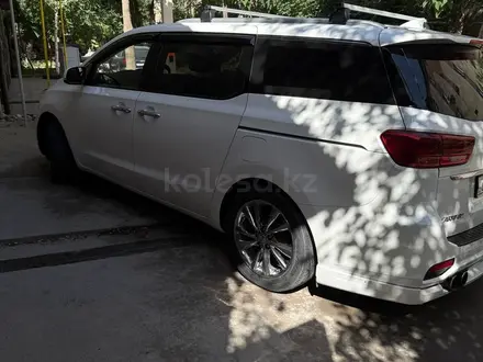 Kia Carnival 2019 года за 13 500 000 тг. в Шымкент – фото 3
