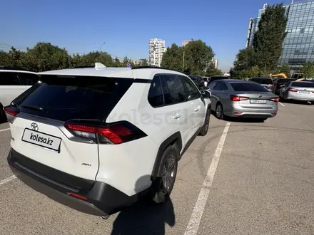 Toyota RAV4 2023 года за 17 000 000 тг. в Алматы – фото 4
