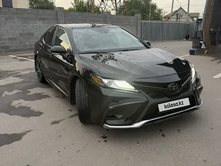 Toyota Camry 2022 года за 11 000 000 тг. в Алматы – фото 2