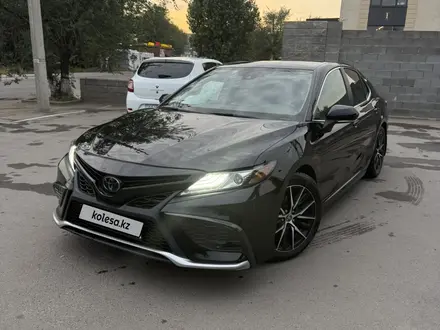 Toyota Camry 2022 года за 11 000 000 тг. в Алматы