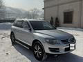 Volkswagen Touareg 2008 годаfor6 500 000 тг. в Алматы – фото 2