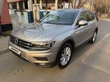 Volkswagen Tiguan 2018 года за 10 900 000 тг. в Алматы