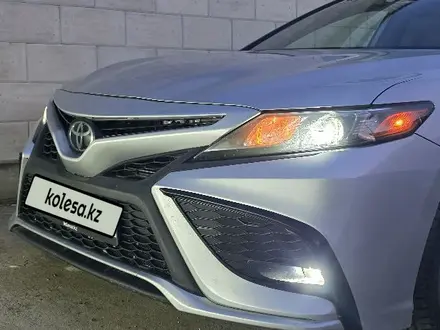 Toyota Camry 2021 года за 10 500 000 тг. в Актобе – фото 13