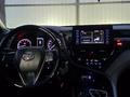 Toyota Camry 2021 года за 10 500 000 тг. в Актобе – фото 15