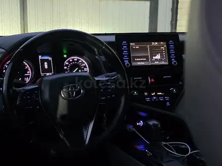 Toyota Camry 2021 года за 10 500 000 тг. в Актобе – фото 18