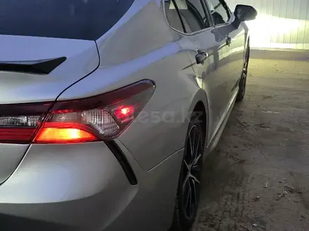 Toyota Camry 2021 года за 10 500 000 тг. в Актобе – фото 19