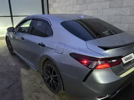 Toyota Camry 2021 года за 10 500 000 тг. в Актобе – фото 20