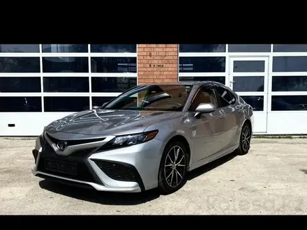 Toyota Camry 2021 года за 10 500 000 тг. в Актобе – фото 2