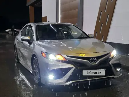 Toyota Camry 2021 года за 10 500 000 тг. в Актобе
