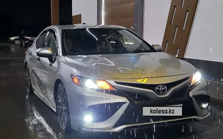 Toyota Camry 2021 года за 10 500 000 тг. в Актобе