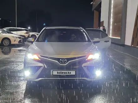 Toyota Camry 2021 года за 10 500 000 тг. в Актобе – фото 22