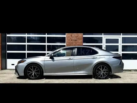 Toyota Camry 2021 года за 10 500 000 тг. в Актобе – фото 5