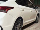 Hyundai Solaris 2018 года за 6 100 000 тг. в Актау – фото 2