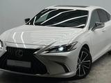 Lexus ES 250 2022 года за 23 000 000 тг. в Алматы