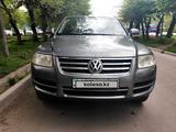 Volkswagen Touareg 2004 года за 4 950 000 тг. в Алматы – фото 2