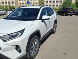 Toyota RAV4 2020 года за 13 600 000 тг. в Астана