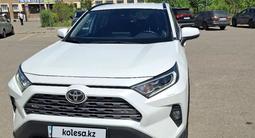 Toyota RAV4 2020 года за 13 600 000 тг. в Астана – фото 2