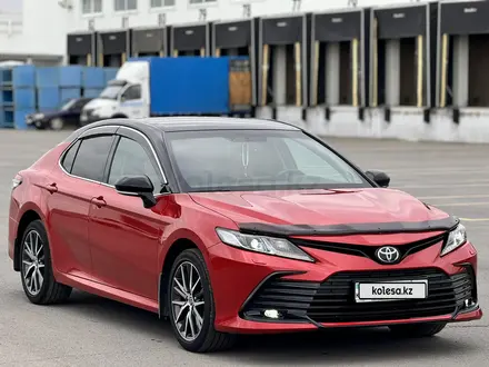 Toyota Camry 2021 года за 13 950 000 тг. в Караганда – фото 3