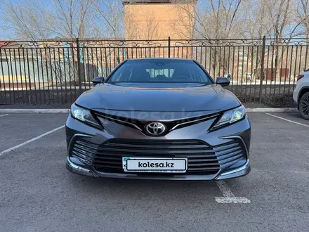 Toyota Camry 2022 года за 13 850 000 тг. в Караганда – фото 5