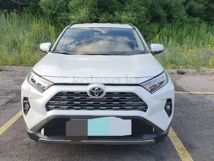 Toyota RAV4 2023 года за 19 500 000 тг. в Алматы