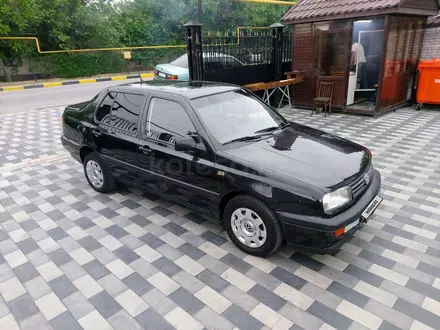 Volkswagen Vento 1993 года за 980 000 тг. в Шымкент – фото 2