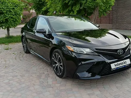 Toyota Camry 2019 года за 9 800 000 тг. в Тараз – фото 2