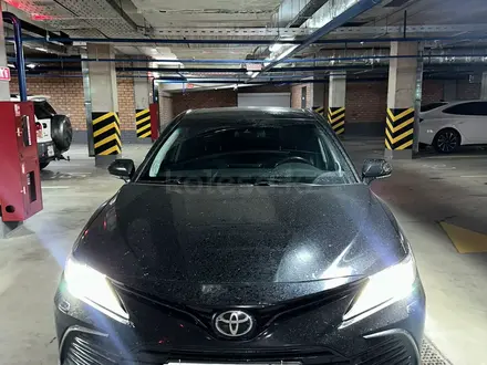 Toyota Camry 2021 года за 16 700 000 тг. в Астана – фото 2