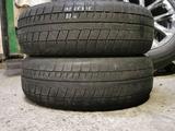 Резина 2-шт 195/65 r15 Bridgestonefor10 000 тг. в Алматы