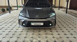 Toyota Camry 2025 года за 16 390 000 тг. в Шымкент – фото 2