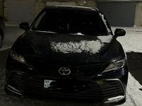 Toyota Camry 2021 года за 13 200 000 тг. в Актобе