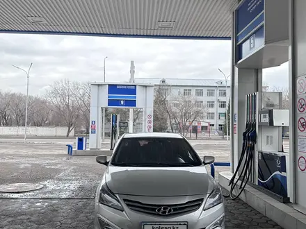 Hyundai Solaris 2015 года за 5 300 000 тг. в Караганда – фото 2