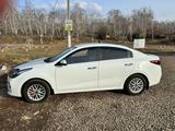 Kia Rio 2020 года за 7 600 000 тг. в Петропавловск – фото 2