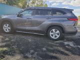 Toyota Highlander 2023 года за 22 800 000 тг. в Актобе – фото 2