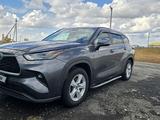 Toyota Highlander 2023 года за 22 800 000 тг. в Актобе