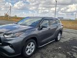 Toyota Highlander 2023 года за 22 800 000 тг. в Актобе – фото 3