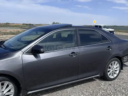 Toyota Camry 2014 года за 4 600 000 тг. в Кульсары – фото 4
