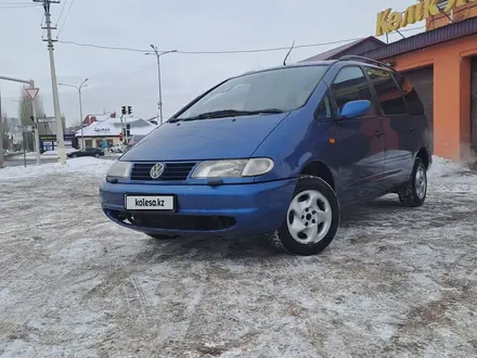 Volkswagen Sharan 1997 года за 2 300 000 тг. в Астана – фото 2