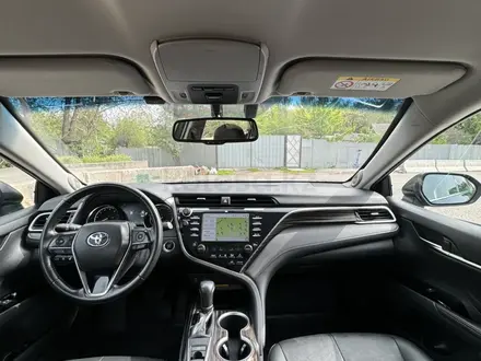 Toyota Camry 2018 года за 13 400 000 тг. в Алматы – фото 8