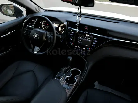 Toyota Camry 2018 года за 13 650 000 тг. в Астана – фото 32