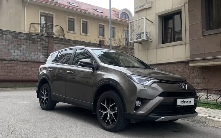 Toyota RAV4 2018 годаfor12 500 000 тг. в Алматы