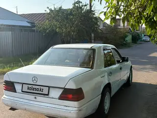 Mercedes-Benz E 230
