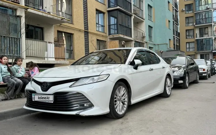 Toyota Camry 2018 года за 13 750 000 тг. в Алматы