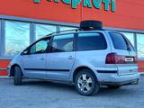 Volkswagen Sharan 2001 года за 2 000 000 тг. в Уральск – фото 2