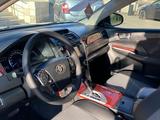Toyota Camry 2014 года за 9 100 000 тг. в Уральск – фото 2