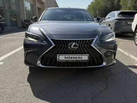 Lexus ES 250 2023 года за 32 000 000 тг. в Алматы